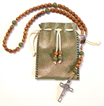 Chapelet artisanal de saint Joseph avec sa pochette verte satinée