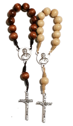 Dizainier en bois avec médaille de Carlo Acutis