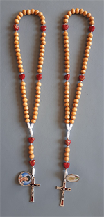 Chapelet artisanal de Carlo Acutis en bois, croix argentée et médaille
